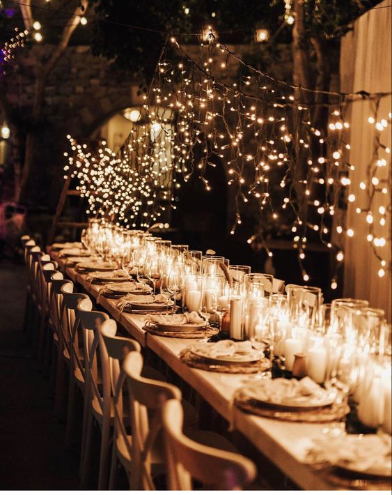 Winter wedding ideas. Fairy lights to create a cozy and intimate wedding.